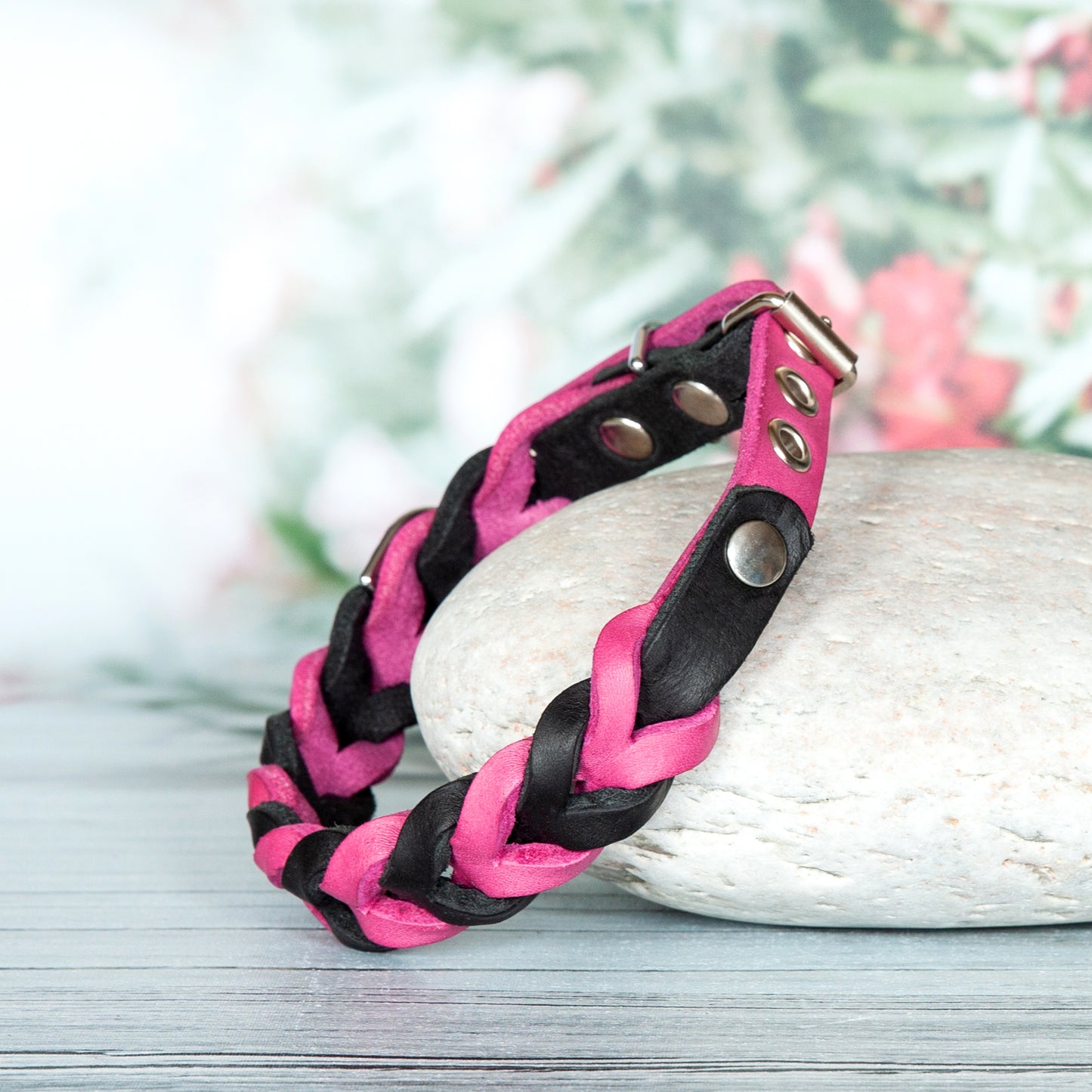 Halsband SUE handgefertigt aus Leder. Lederhalsband in der Farbe Pink und Schwarz. Hundehalsband.