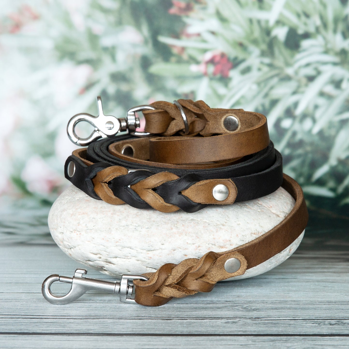 Handgefertigtes Hundeleinen-Set in oliv und schwarz aus hochwertigem Leder mit geflochtenem Design und silberfarbenem Karabiner.