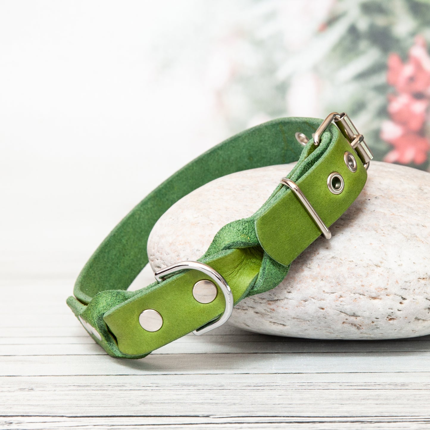 Halsband SUNNY aus Leder. Hundehalsband aus Leder in der Farbe Kiwi Grün. Lederhalsband für Fellnasen.