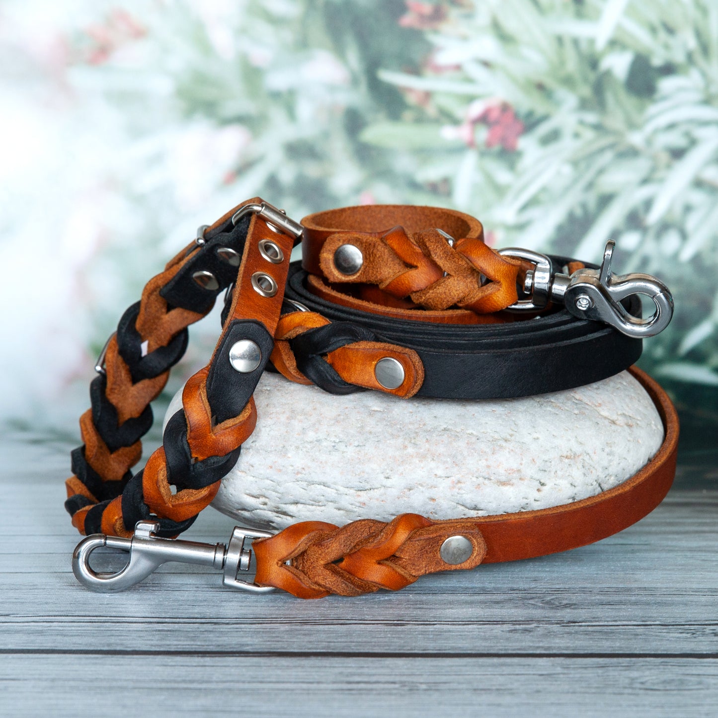 Set SUE handgefertigt aus Leder. Lederhalsband und Lederleine in der Farbe Cognacbraun und Schwarz. Hundehalsband und Leine.