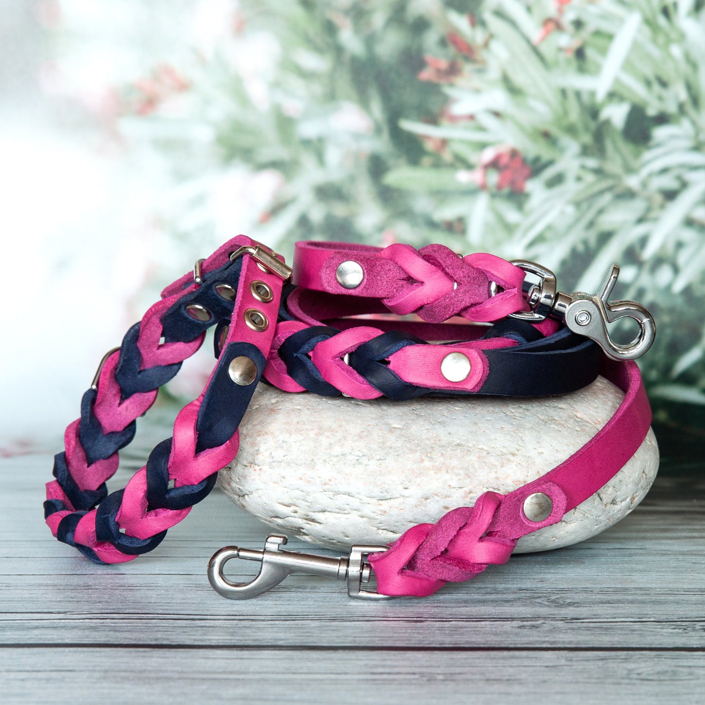 Set SUE handgefertigt aus Leder. Lederhalsband und Lederleine in der Farbe Pink und Blau. Hundehalsband und Leine.