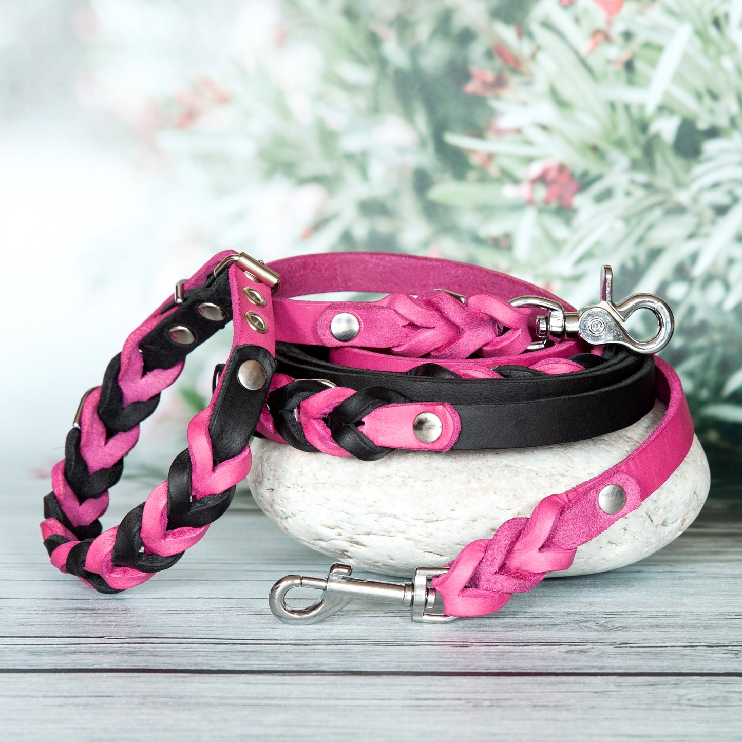 Set SUE handgefertigt aus Leder. Lederhalsband und Lederleine in der Farbe Pink und Schwarz. Hundehalsband und Leine.