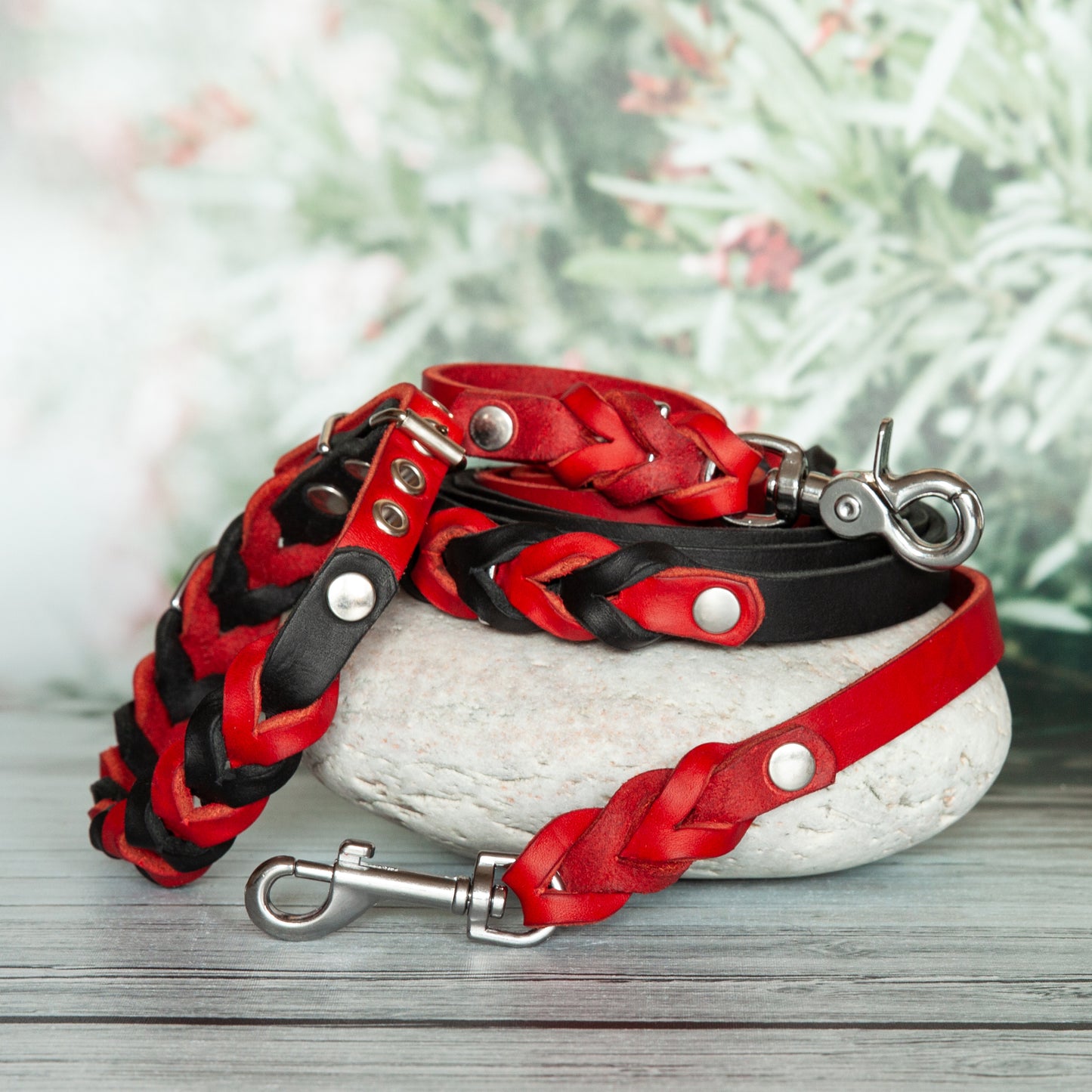Set SUE handgefertigt aus Leder. Lederhalsband und Lederleine in der Farbe Rot und Schwarz. Hundehalsband und Leine.