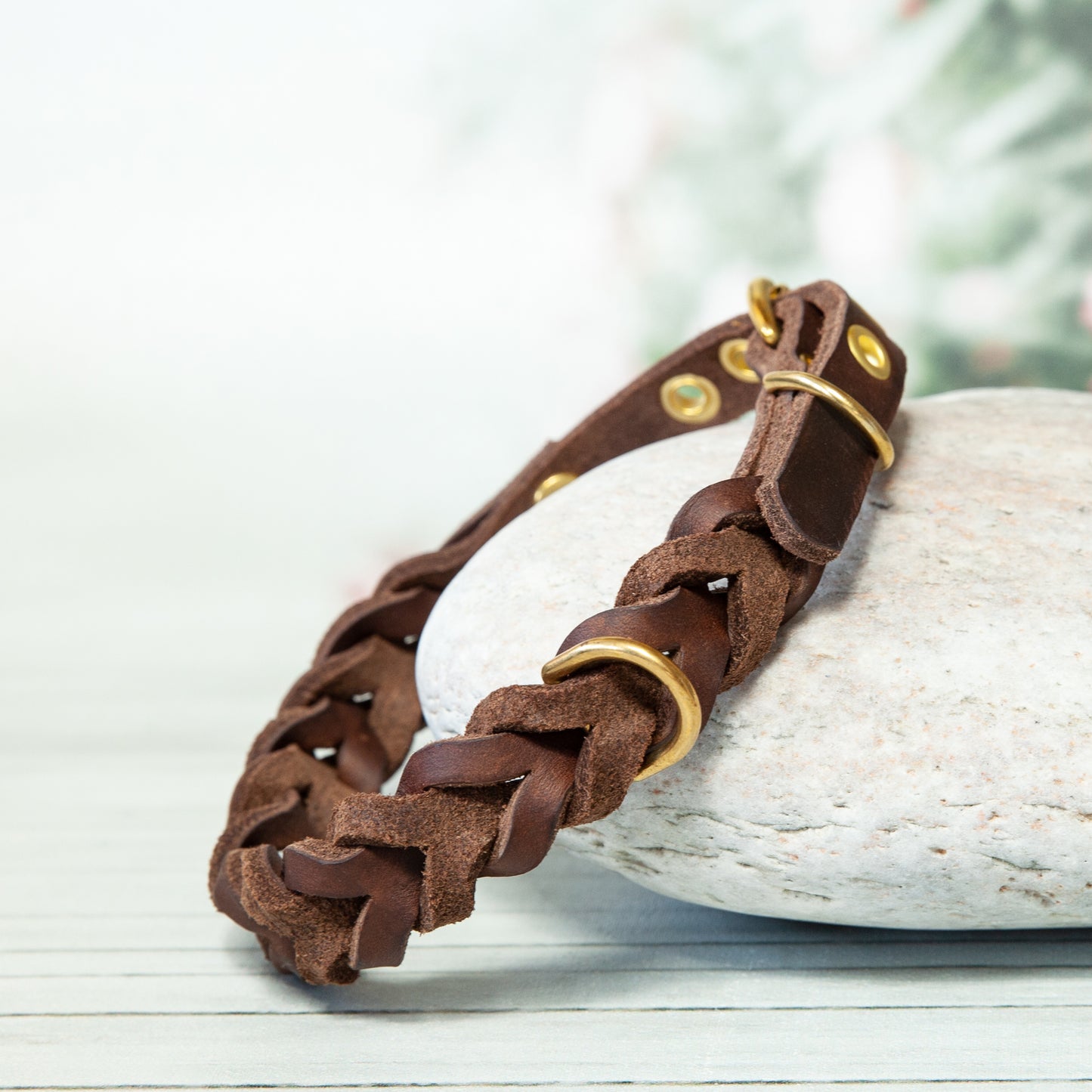 Edles Halsband ELLA in Braun mit golden glänzendem Messingverschluss – stilvoll, langlebig und handgefertigt in Deutschland.