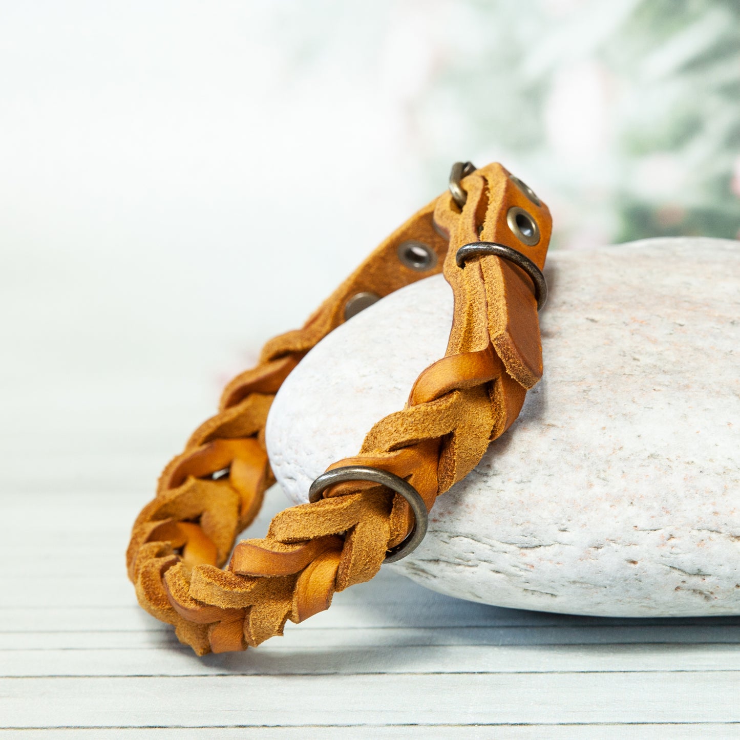 Hundehalsband ELLA in Cognac mit Antikmessing-Beschlägen – warmes Naturleder, handgeflochten und robust verarbeitet.