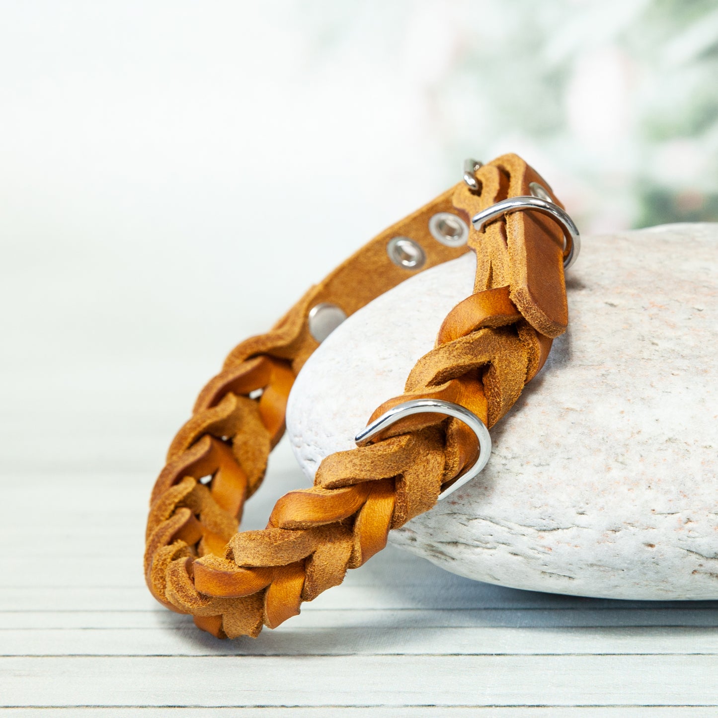 Handgemachtes Halsband ELLA in Cognac mit silberfarbenem Karabiner – klassisch, langlebig und in Deutschland gefertigt.