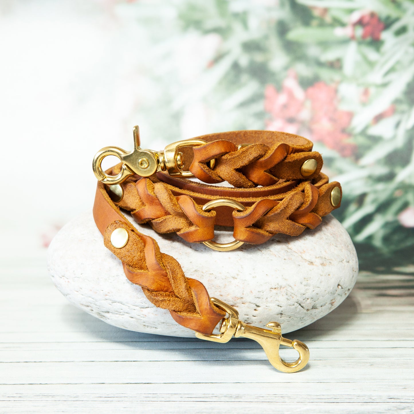 Cognacfarbene Hundeleine ELLA mit glänzendem Messing-Karabiner – hochwertiges Premiumleder, 100 % handmade.