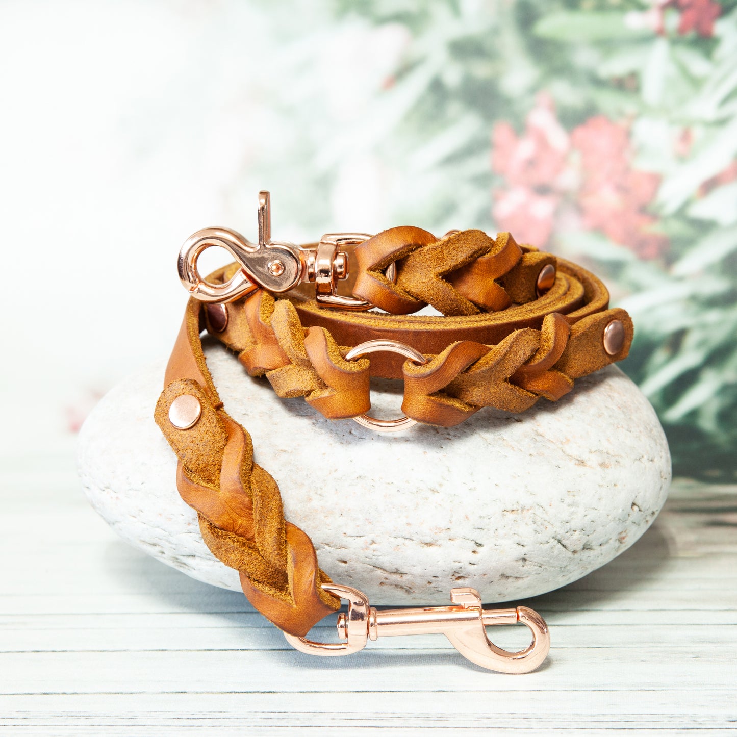 Hundeleine ELLA in Cognac mit edlem Roségold-Karabiner – elegantes Design und handgeflochtene Qualität.