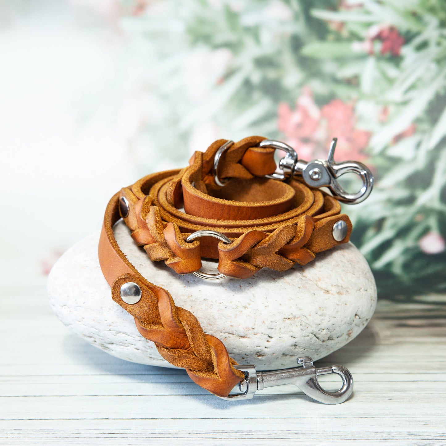 ELLA Lederleine in Cognac mit silbernem Karabiner – drehbar, langlebig und perfekt für jeden Gassigang.