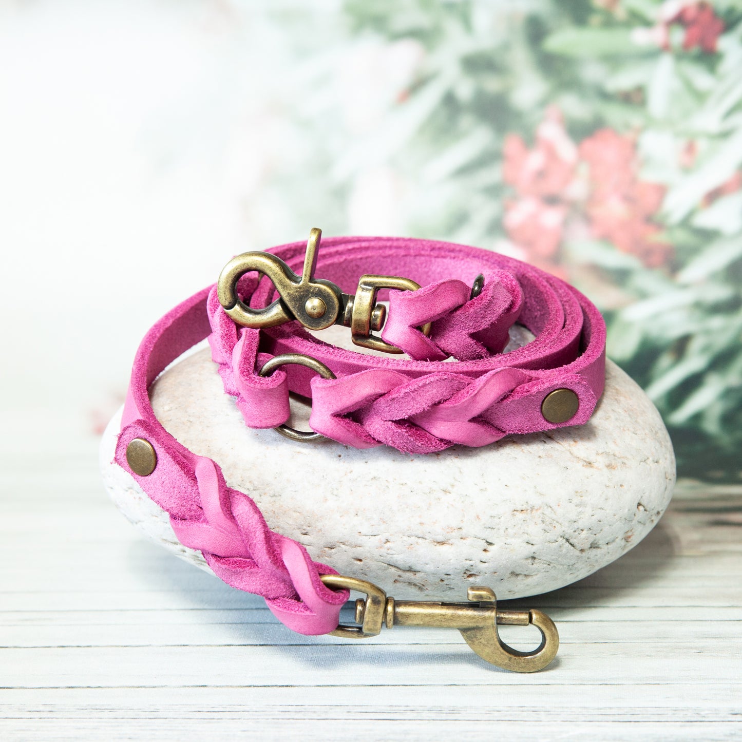 Handgefertigte Hundeleine ELLA in kräftigem Pink mit Antikmessing-Karabiner – modisches Accessoire aus weichem Premiumleder.