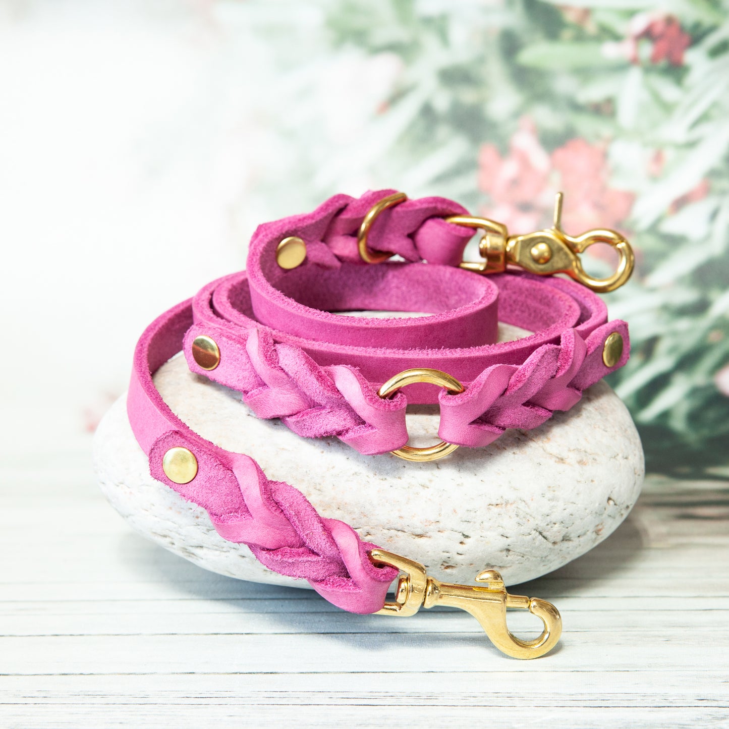 Pinke Hundeleine ELLA mit hochwertigem Messing-Karabiner – stilvoll, robust und aus bestem Leder gefertigt.