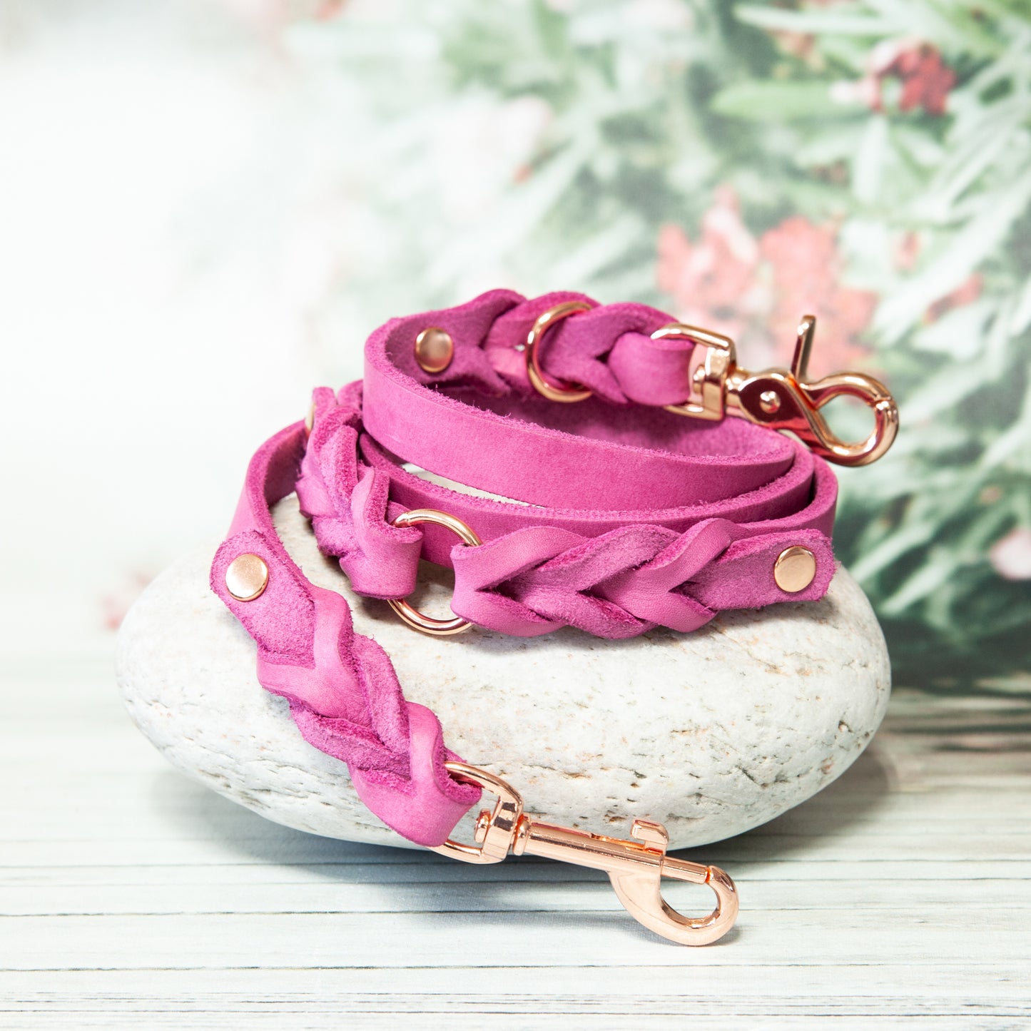 Elegante Hundeleine ELLA in Pink mit Roségold-Karabiner – handgefertigt, geflochten und angenehm weich im Griff.