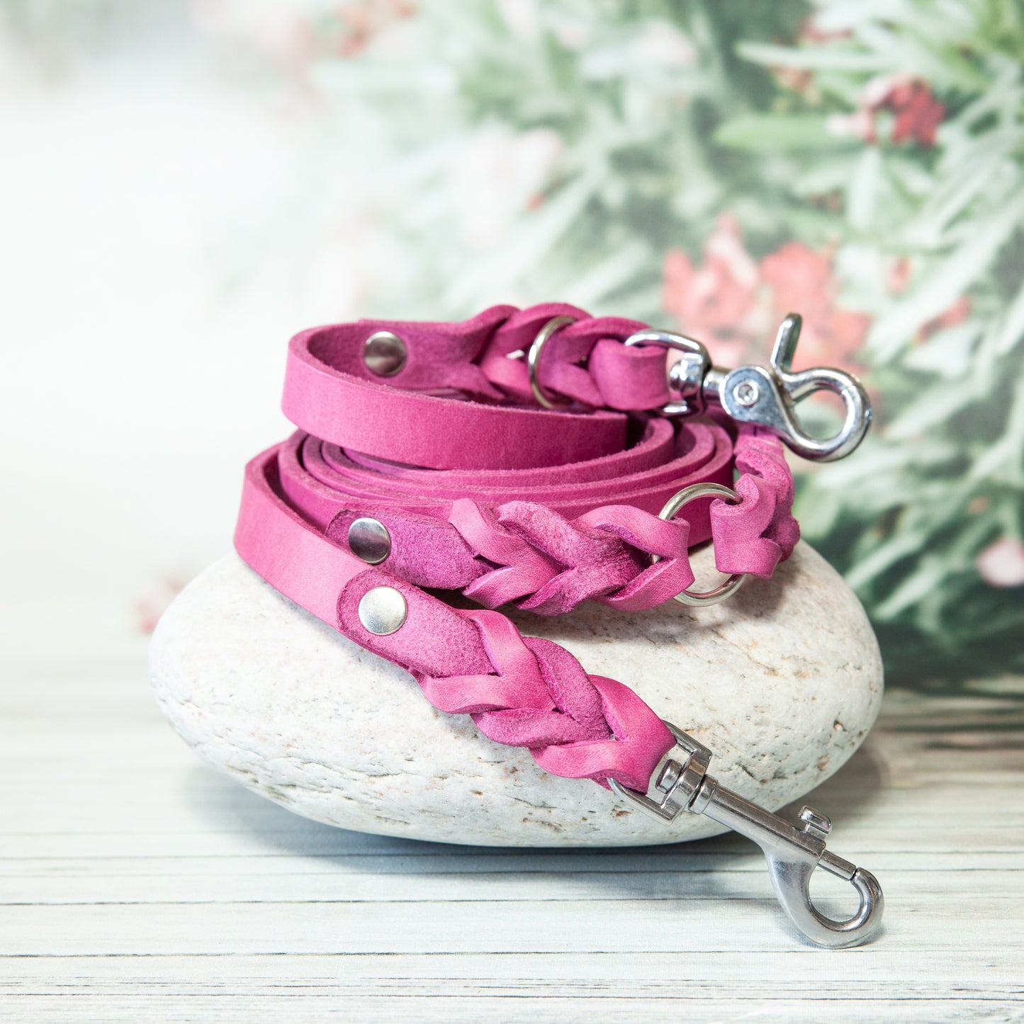 Hundeleine ELLA in Pink mit silbernem Karabiner – modern, pflegeleicht und perfekt für den täglichen Einsatz.