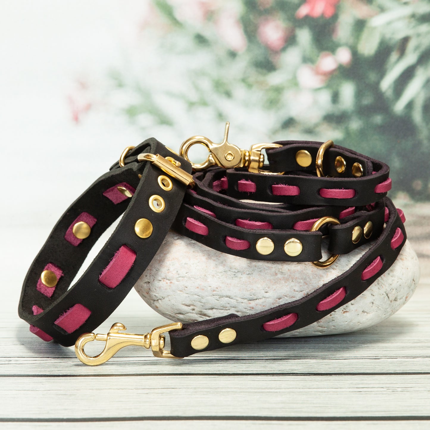 Handgefertigtes Hundeleinen-Set „Lily“ in Beere-Schwarz mit goldfarbenem Karabiner – edles Design aus Premiumleder für stilbewusste Hundebesitzer.