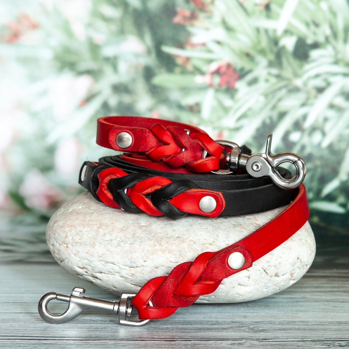 Handgefertigte Hundeleine aus rotem und schwarzem Leder – SUE Kollektion, edles Design auf Naturstein.