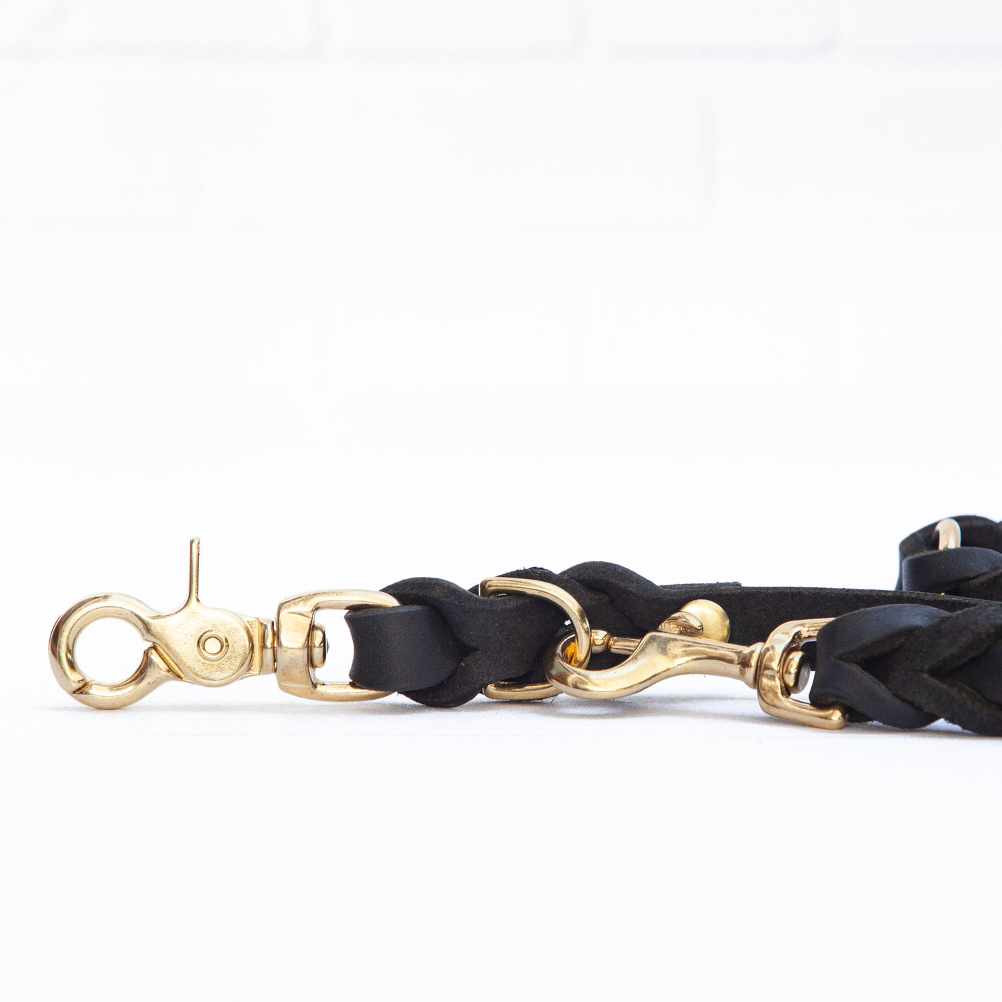 Glanzvoll und elegant – die ELLA-Leine mit passendem Halsband bringt Stil in euren Alltag.