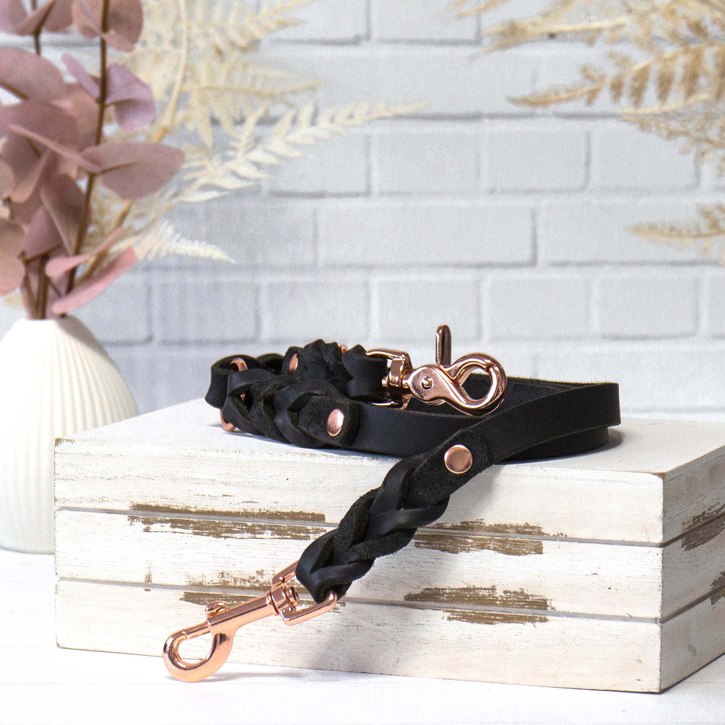 Handgeflochtene Hundeleine mit passendem Halsband – ELLA Schwarz bringt Stil und Sicherheit zusammen.