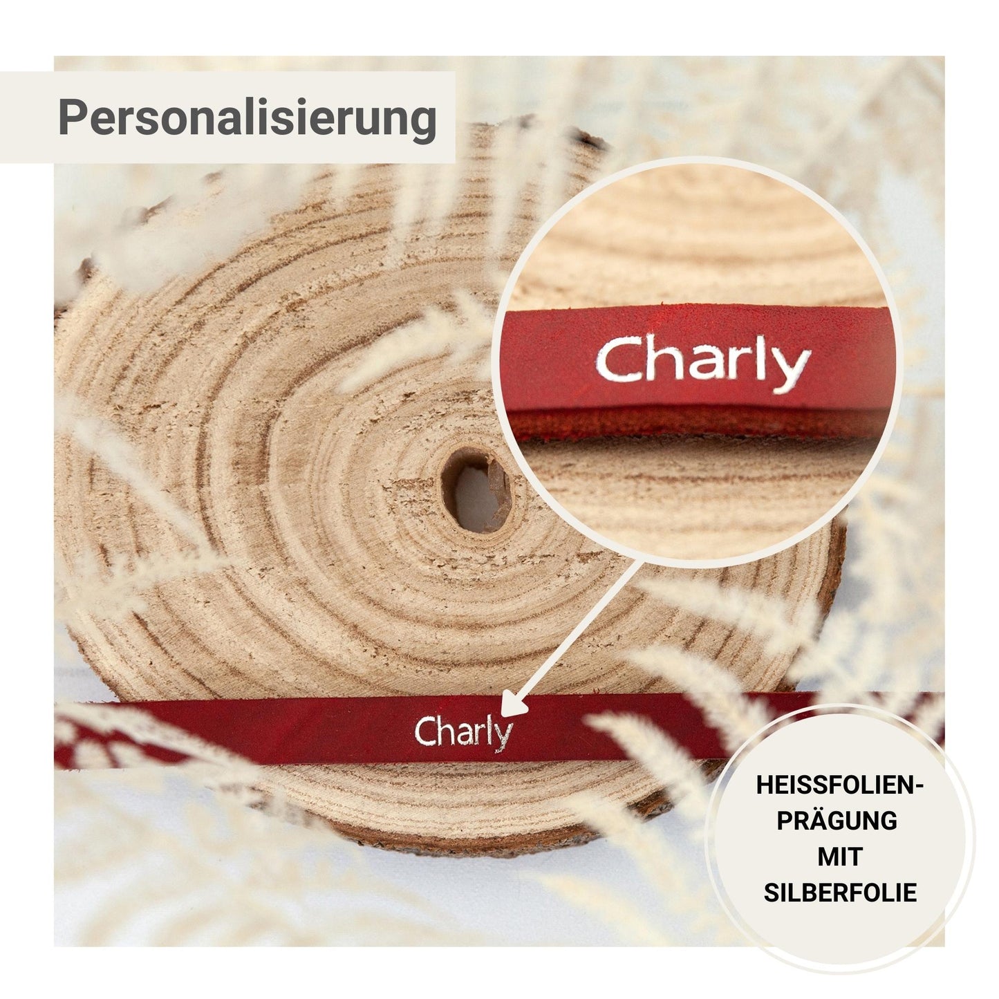 Detailaufnahme des roten Lederhalsbands mit dem Namen „Charly“ in silberner Heißfolienprägung – eine edle und persönliche Gravur für deinen Lieblingshund.