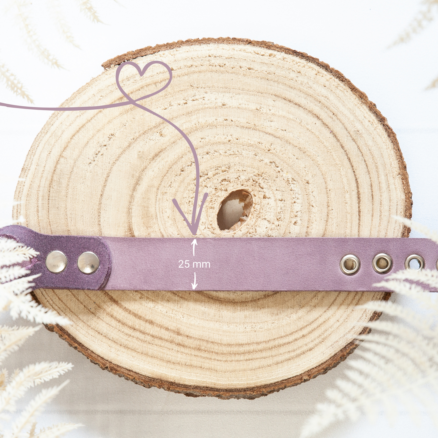 Lavendelfarbenes Halsband KIWI – zartes Lederhalsband mit 25 mm Breite, dekorativ mit Maßpfeil versehen