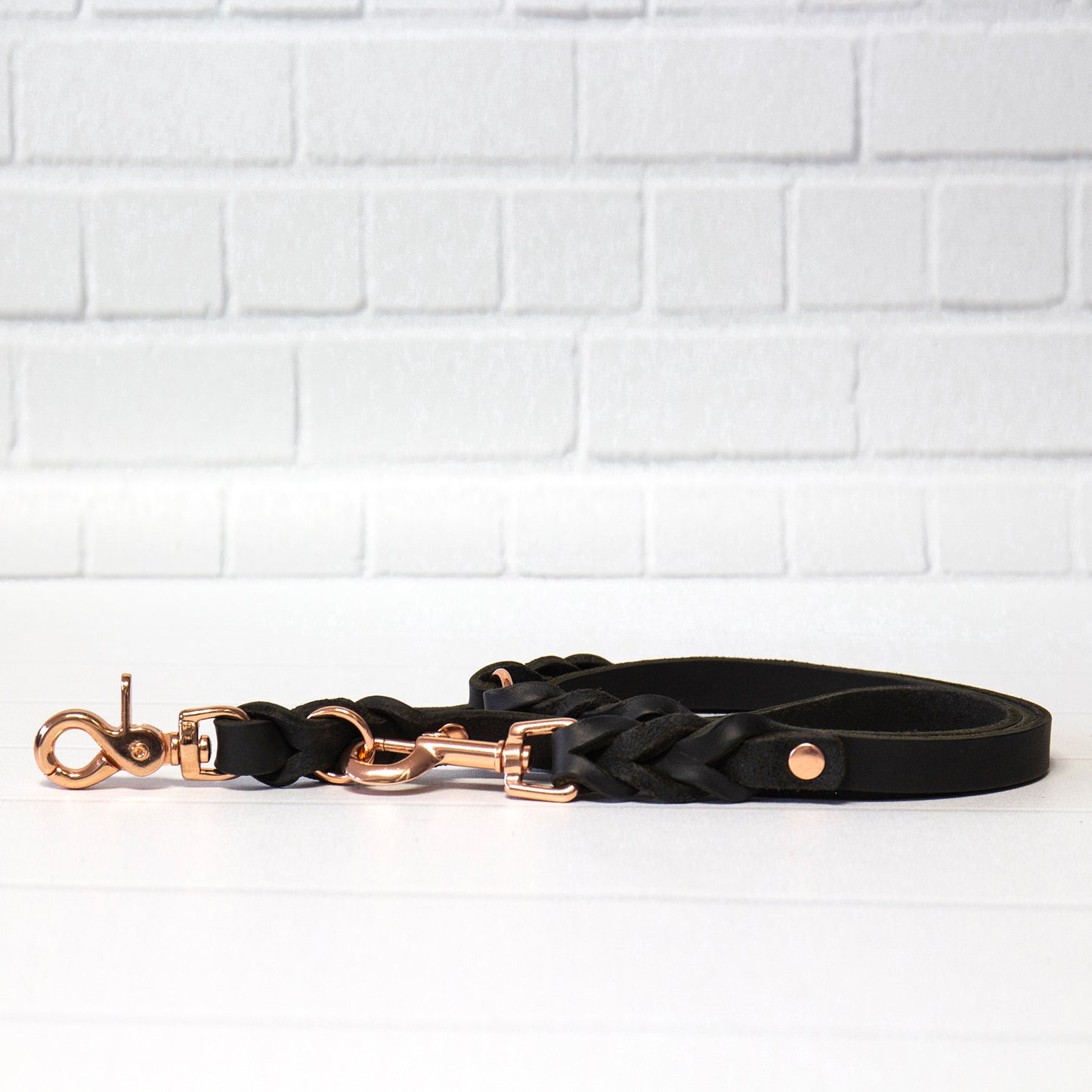 Schlicht und dennoch besonders – das schwarze ELLA-Halsband mit roségoldenen Elementen.