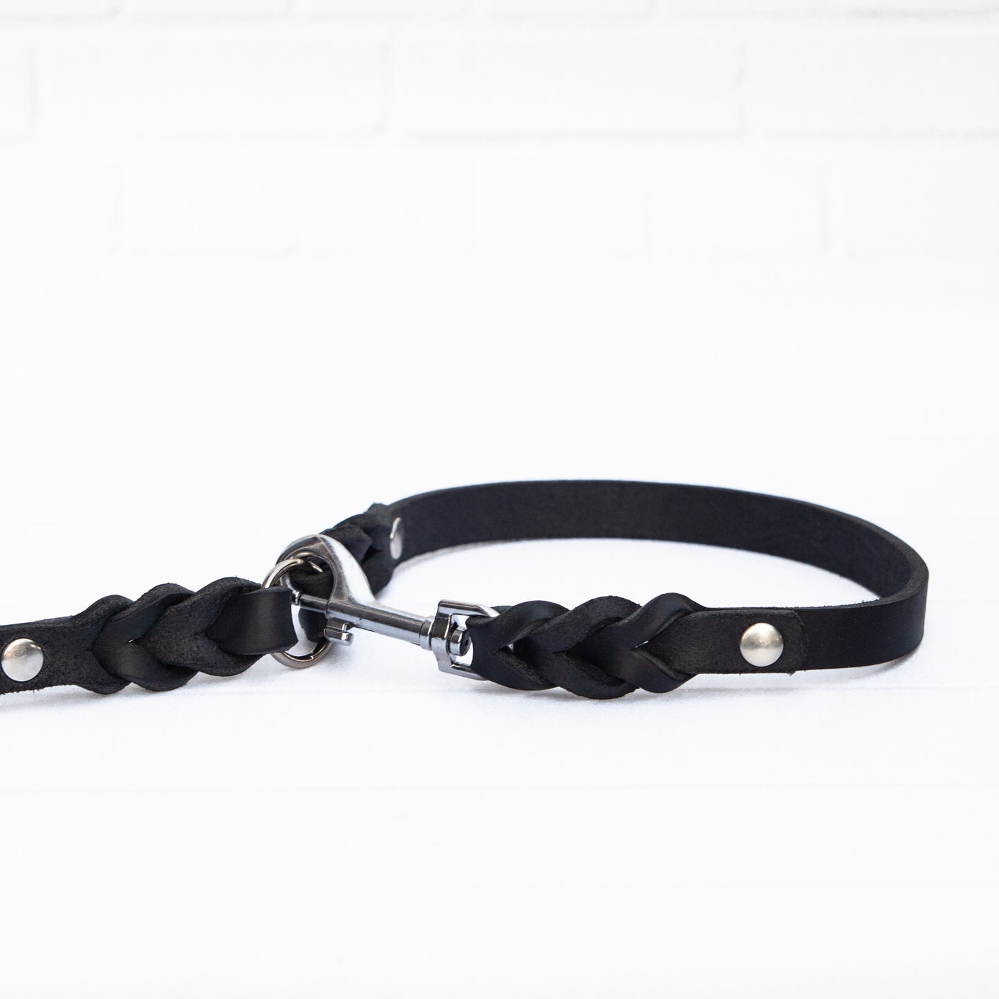 Feinste Lederqualität trifft auf dezente Eleganz – das ELLA-Halsband in Schwarz ist purer Stil.