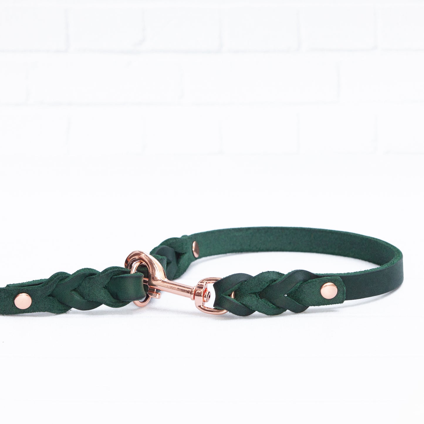 Mit viel Liebe handgefertigt – ELLA in Grün bringt Eleganz in den Hundealltag.
