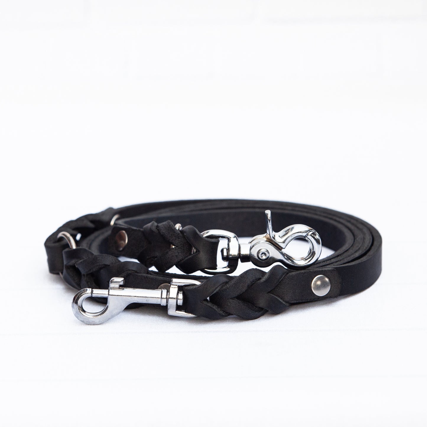 Echte Handarbeit trifft auf klassisches Design – Hundeleine und Halsband im ELLA-Set Schwarz.
