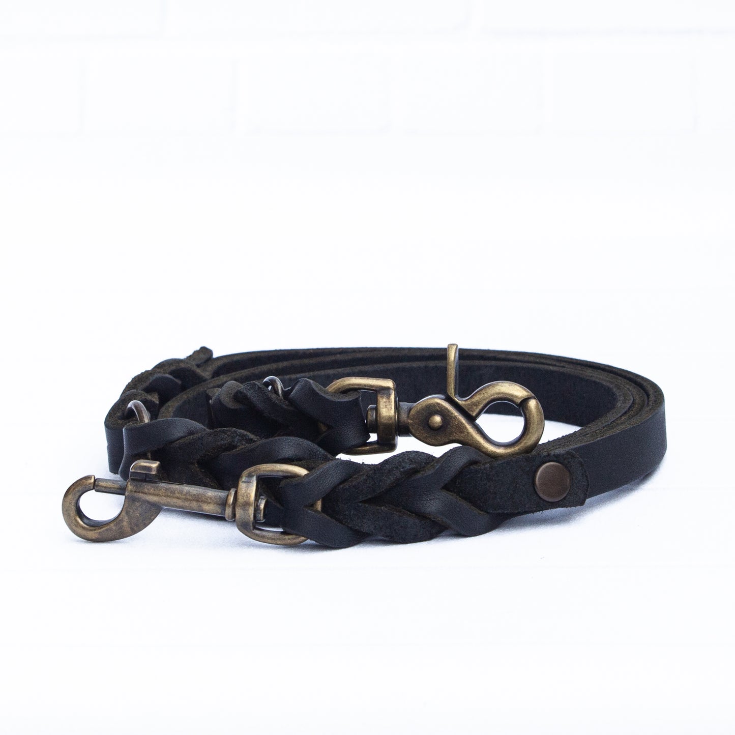 Mit viel Liebe zur Handwerkskunst gefertigtes Hundeset aus schwarzem Leder mit edler Silberoptik.