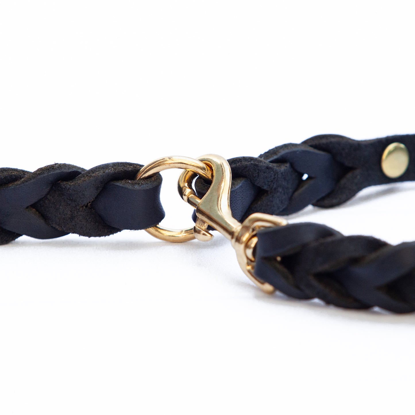 Ein echter Klassiker – das schwarze Leder-Set ELLA für stilbewusste Hundehalter*innen.
