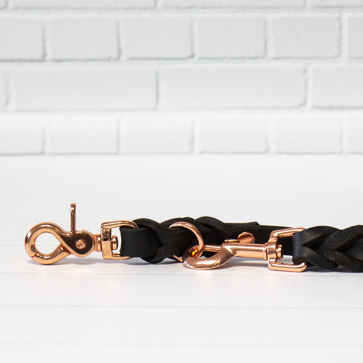 Klassik trifft Komfort – mit der ELLA-Hundeleine in Schwarz und roségoldenen Karabiner.
