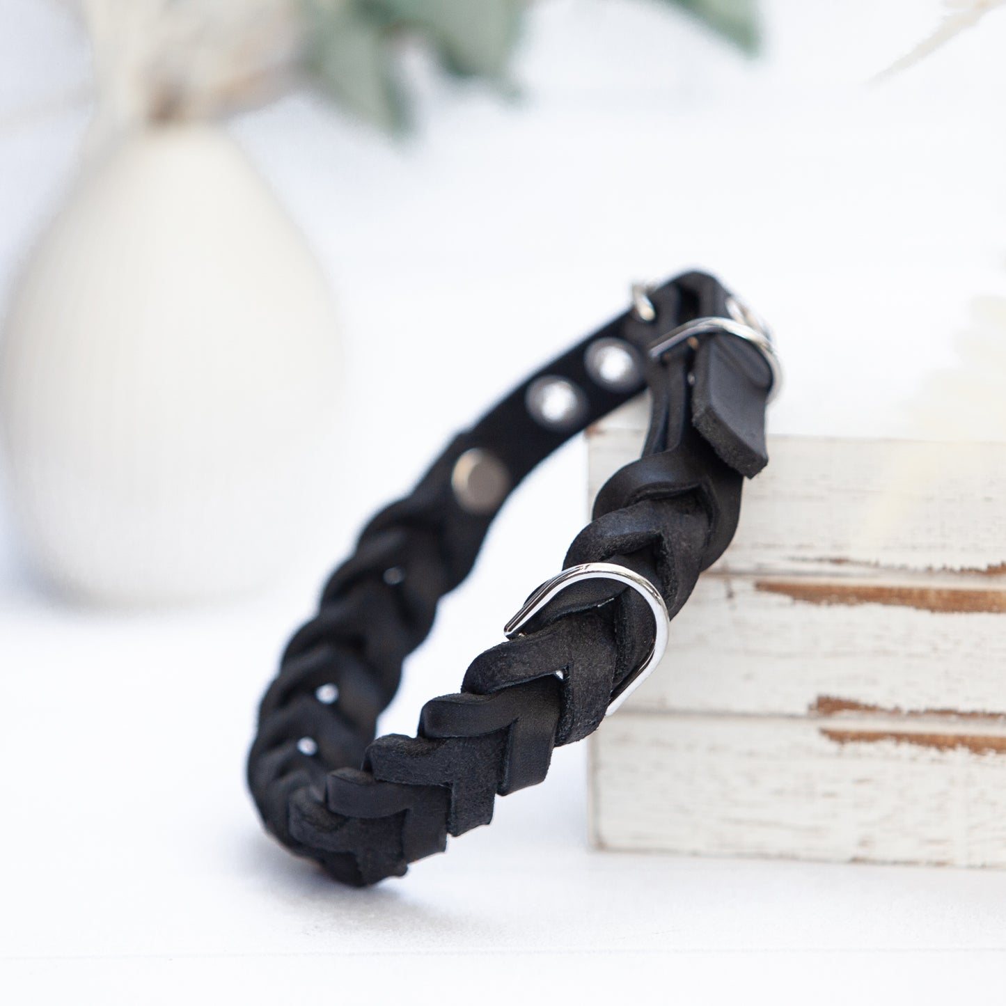 Das handgefertigte Hundeleinen-Set ELLA in Schwarz – mit Liebe aus Leder gearbeitet für besondere Momente.