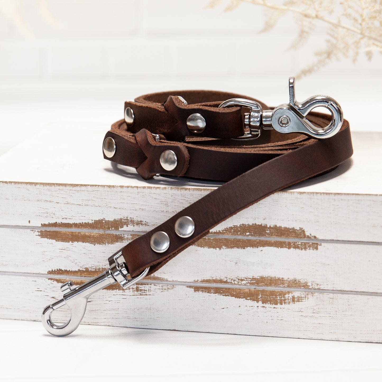 Diese braune Hundeleine mit silberfarbenem Karabiner verbindet zeitlose Eleganz mit modernem Design – ein treuer Begleiter für gemeinsame Abenteuer mit Stil.