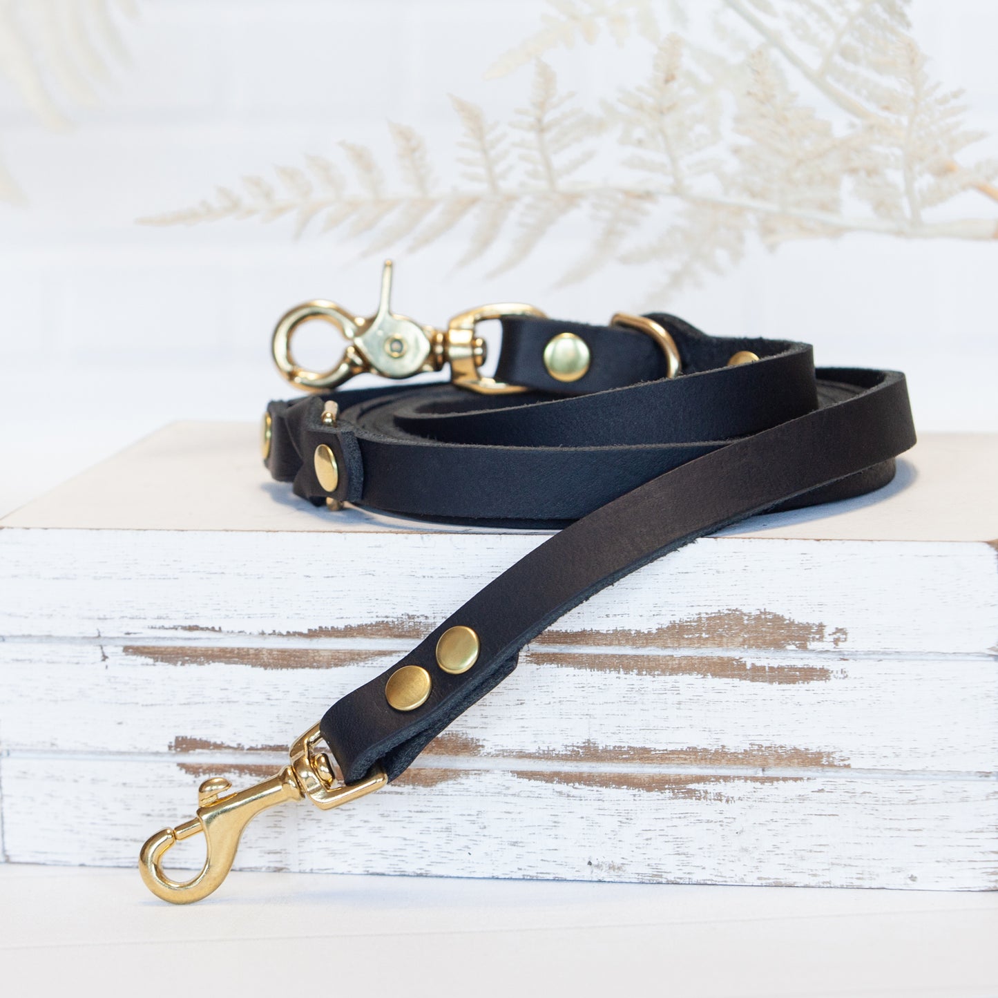 Diese schwarze Hundeleine mit edlem Messingkarabiner ist ein echtes Statement-Piece – robust, elegant und mit viel Liebe zum Detail von Hand gefertigt.