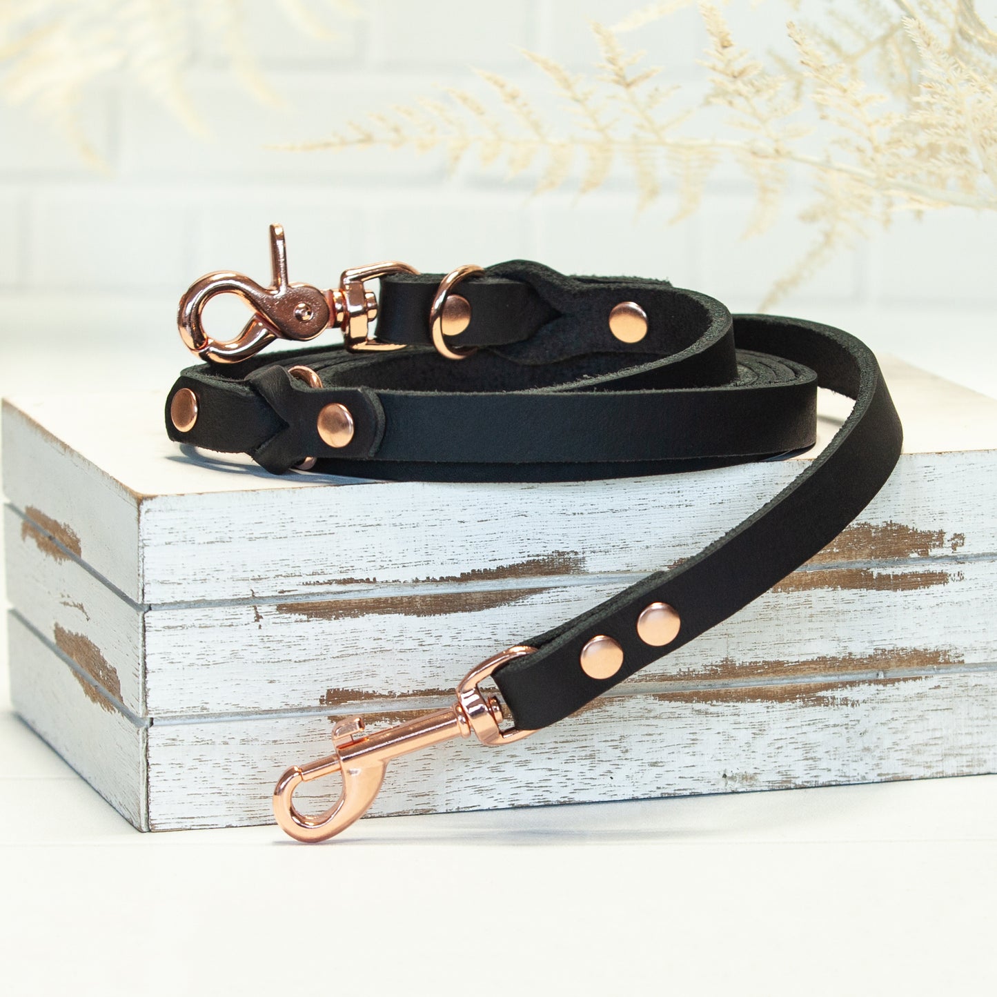 Elegant mit einem Hauch Glamour: Die schwarze Hundeleine JIMINY mit roségoldenem Karabiner setzt ein stilvolles Highlight bei jedem Gassi-Gang.