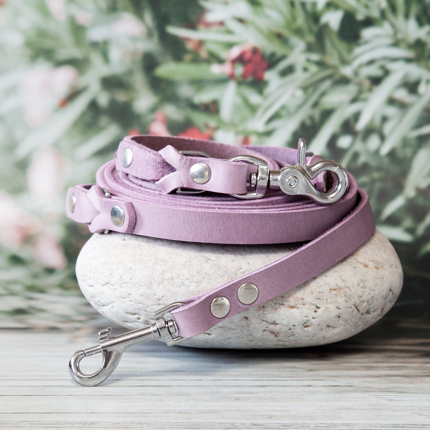 Hundeleine KIWI in Lavendel – zarte Farbvariante in handgefertigtem Lederdesign