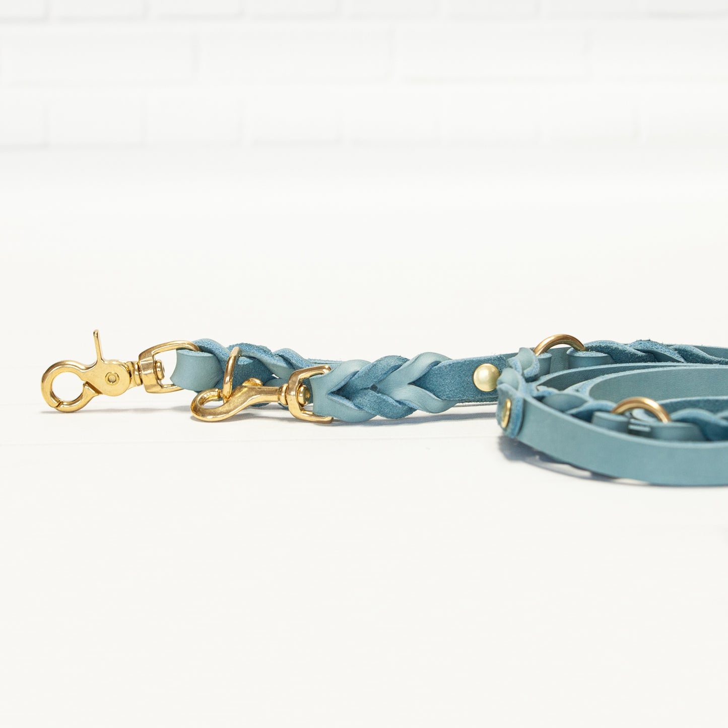 Diese liebevoll gefertigte Hundeleine in Eisblau aus der MILA-Kollektion überzeugt durch ihr stilvolles Design und sanftes Leder – perfekt für deinen treuen Begleiter.