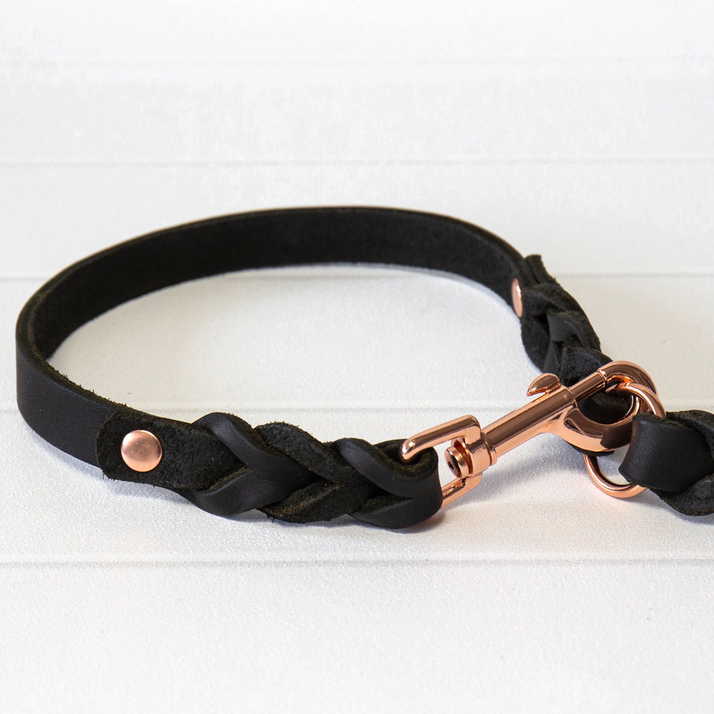 Ein handwerkliches Meisterstück – die geflochtene ELLA-Hundeleine in Schwarz mit rosegoldenen Details.