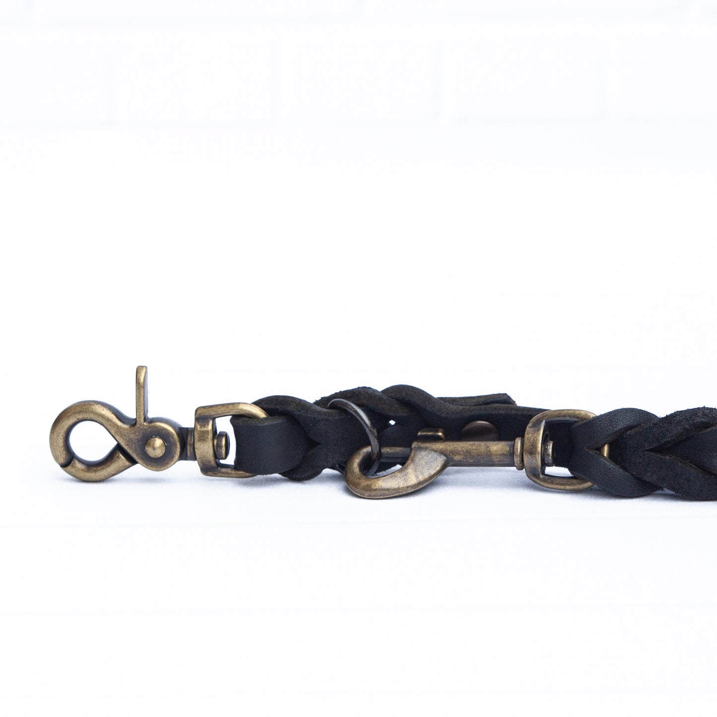 Edles Hundezubehör aus schwarzem Leder – mit antikmessing Hardware für den perfekten Look.