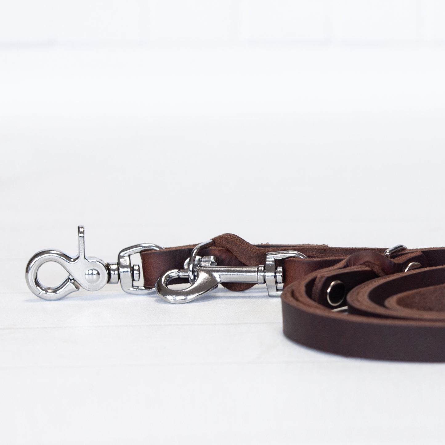 Diese edle Hundeleine in sattem Braunton strahlt durch das fein verarbeitete Leder und ihre klare Formensprache zeitlose Eleganz aus – ein Lieblingsstück fürs Leben.