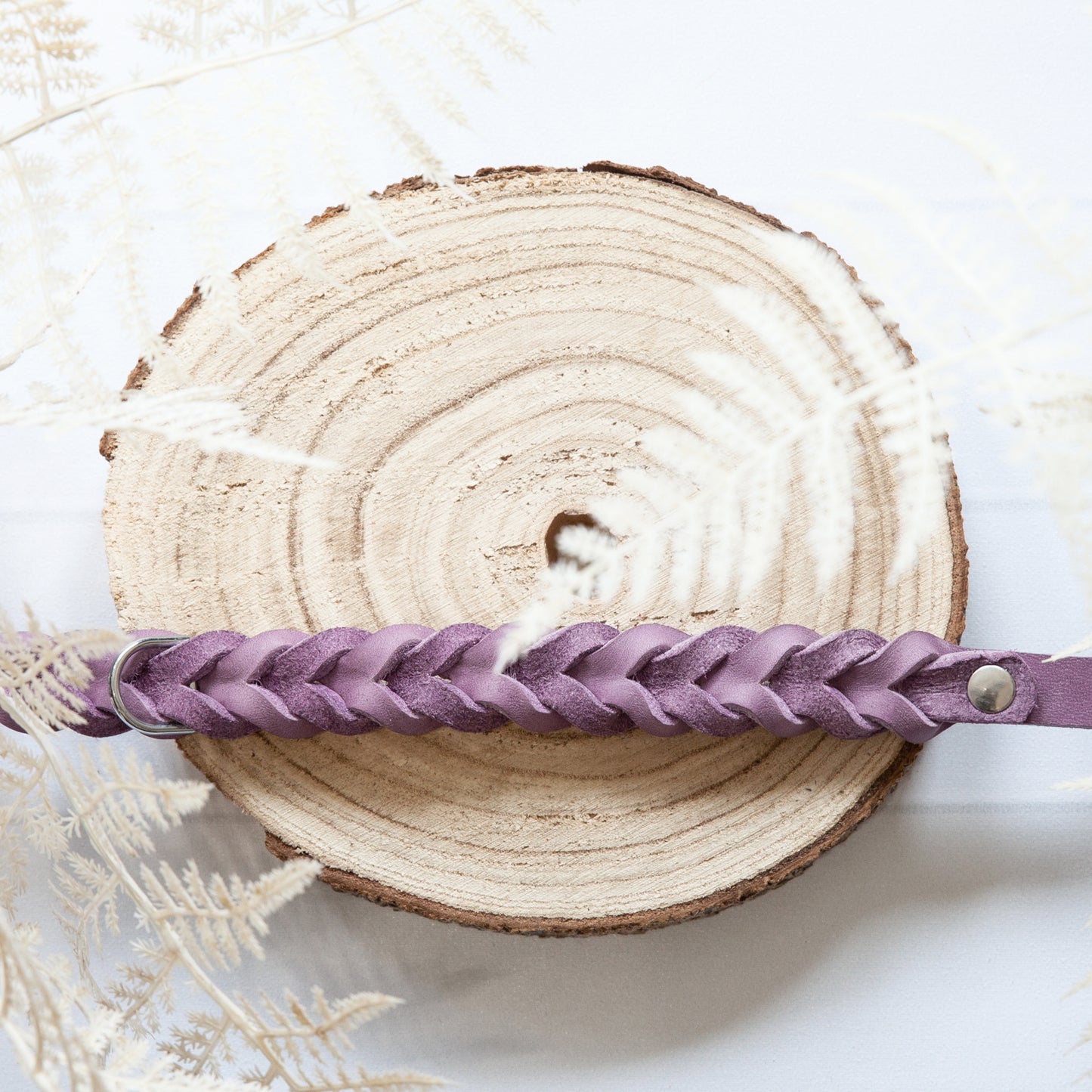 Detailaufnahme des handgeflochtenen Hundehalsbands MILA in zartem Lavendel – elegant und liebevoll verarbeitet.