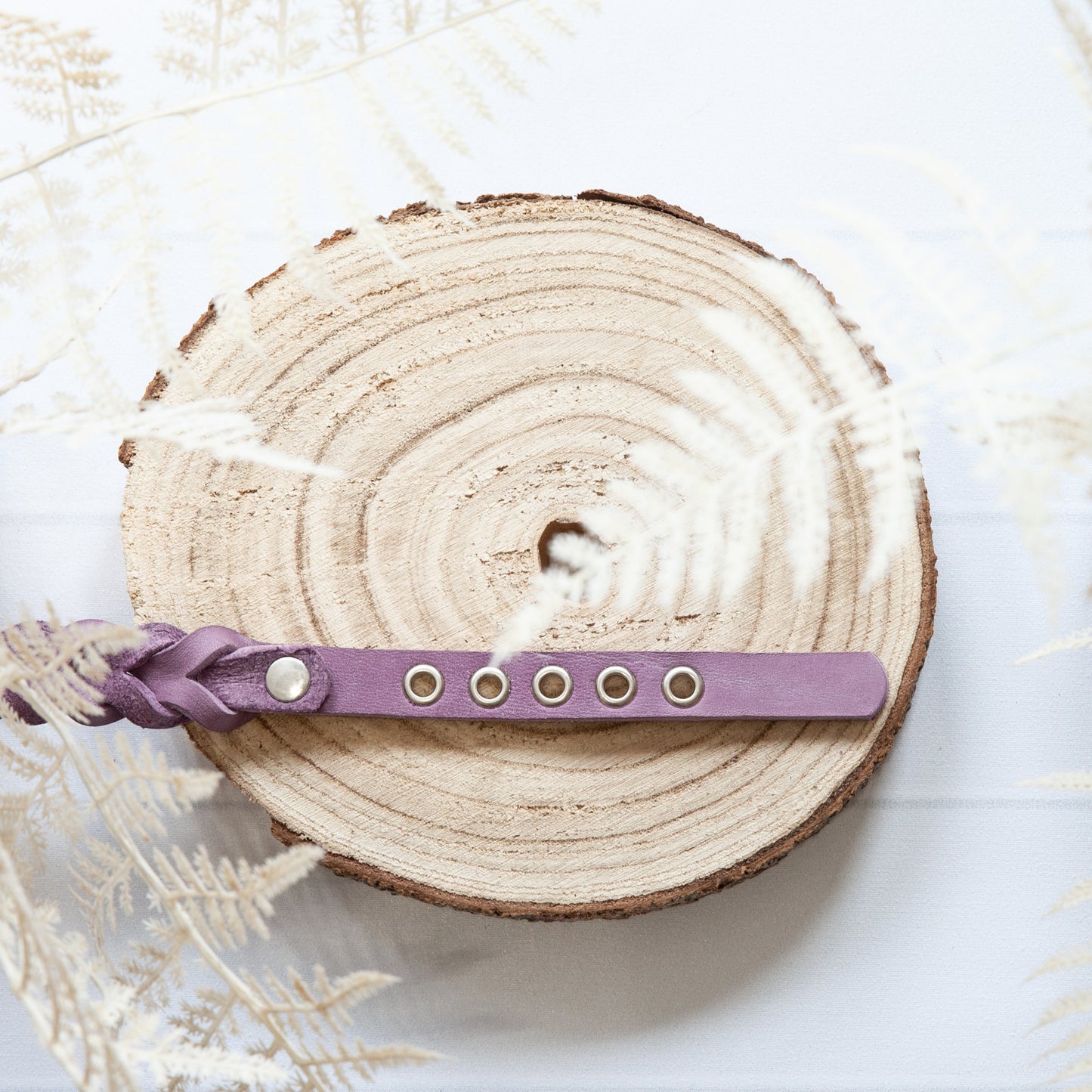Verstellbares Lederhalsband MILA in Lavendel mit silbernen Ösen – eine stilvolle Kombination aus Funktionalität und Ästhetik.