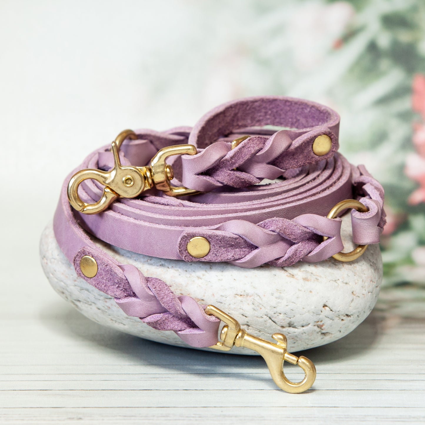 Elegante Hundeleine MILA in Lavendel – robustes Leder und liebevolle Handarbeit in perfekter Harmonie.