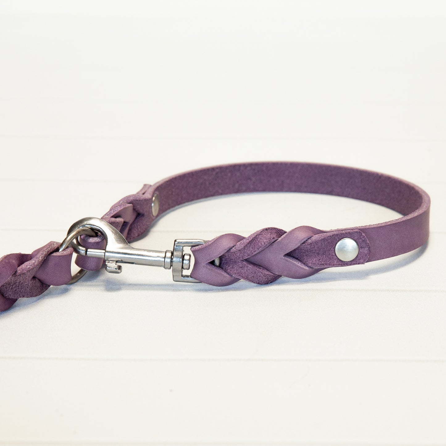 Geschlossener Handgriff der MILA-Leine in zartem Lavendel – liegt sanft in der Hand und verspricht höchsten Komfort bei jedem Spaziergang.