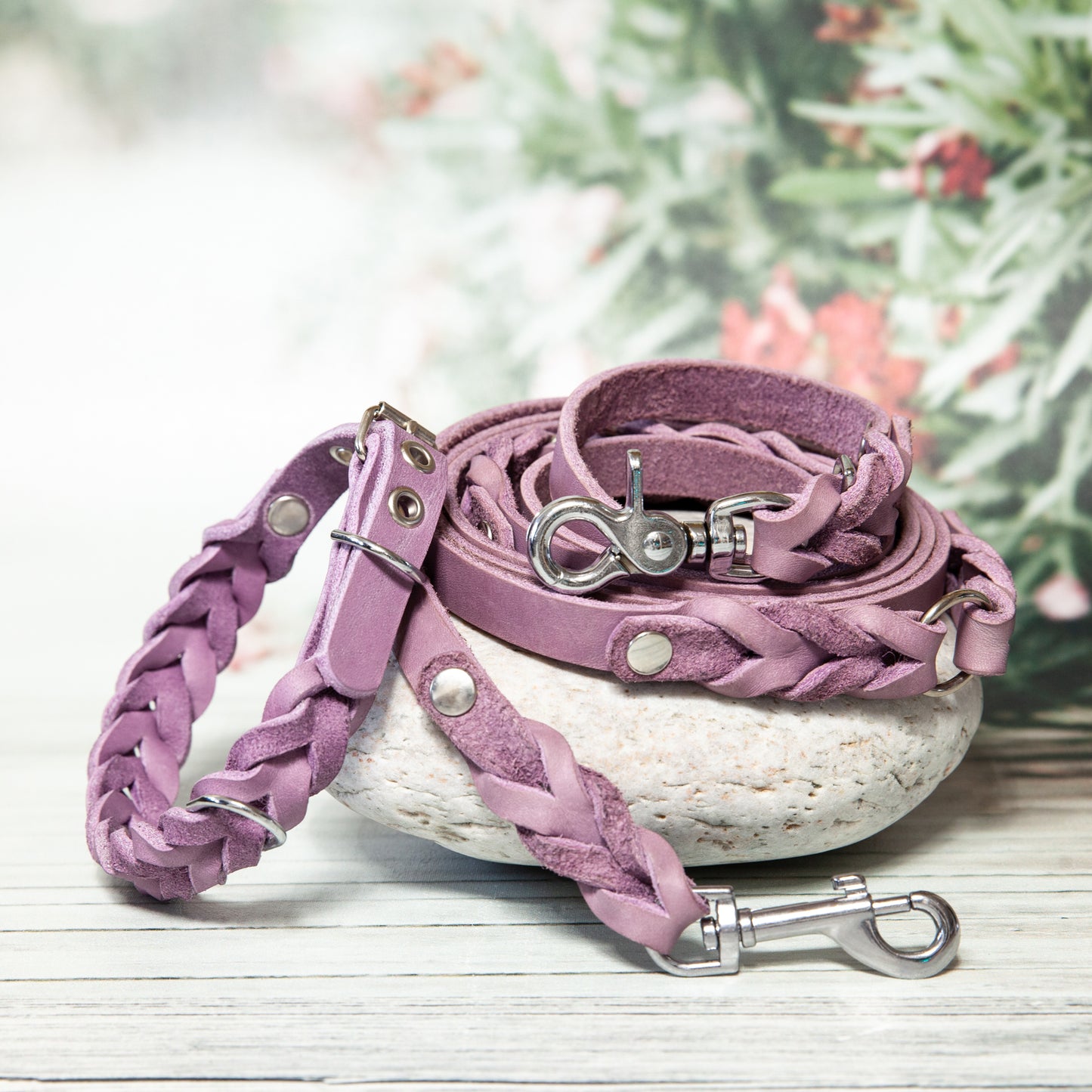 Handgemachtes Set aus Hundehalsband und Leine in Lavendel – ein traumhaftes Duo für Spaziergänge mit Stil.
