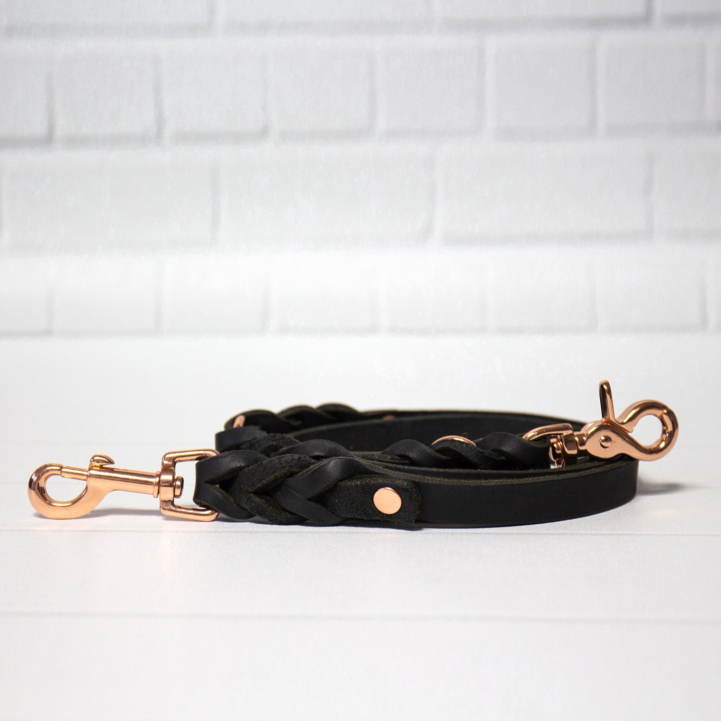 Luxus pur für deinen Hund – das schwarze Leder-Set ELLA mit glänzenden silbernen Details.