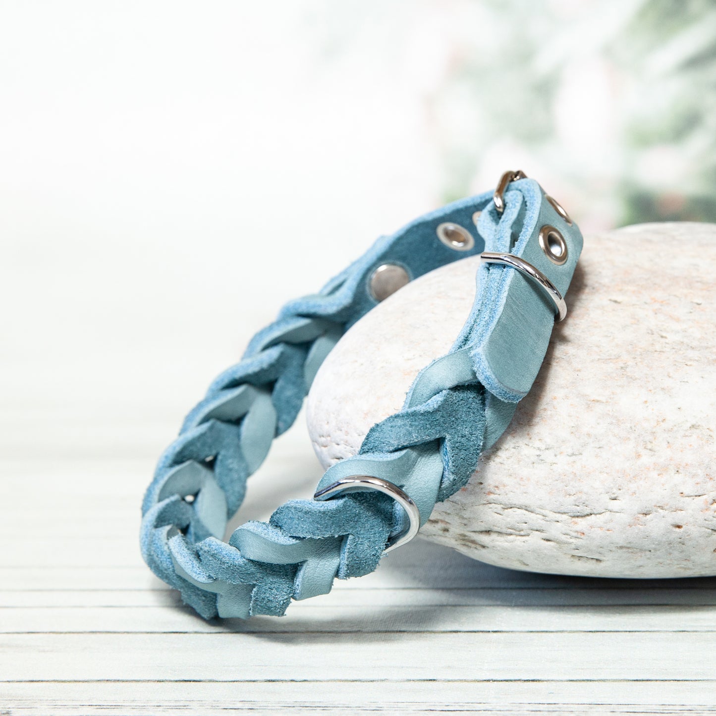 Das Halsband MILA in Eisblau mit edlen Edelstahlringen – ein stilvoller Begleiter für deinen Vierbeiner, handgefertigt mit viel Liebe zum Detail.