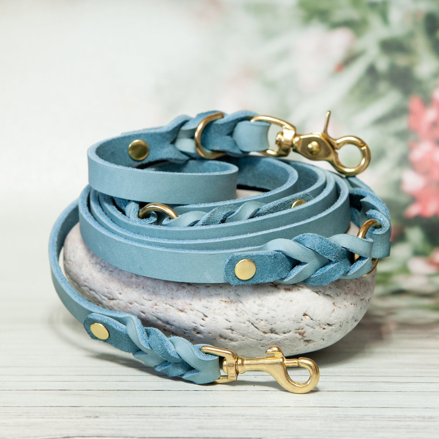 Die Leine MILA in Eisblau erhält durch die goldfarbenen Details eine elegante Note – für stilvolle Spaziergänge bei jedem Wetter.