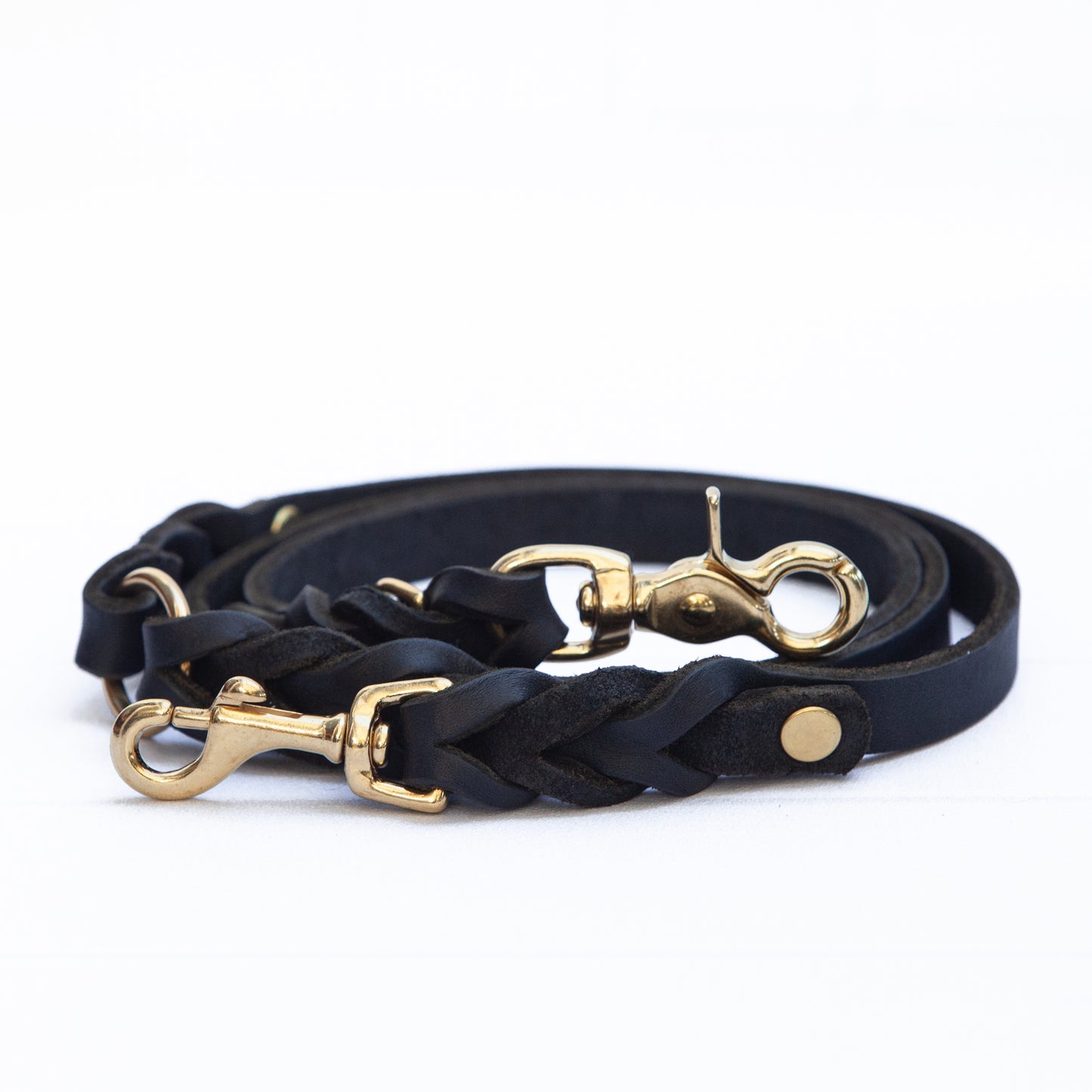 Robustes und zugleich stilvolles Set aus schwarzem Leder – mit goldfarbenen Karabiner für sicheren Halt.