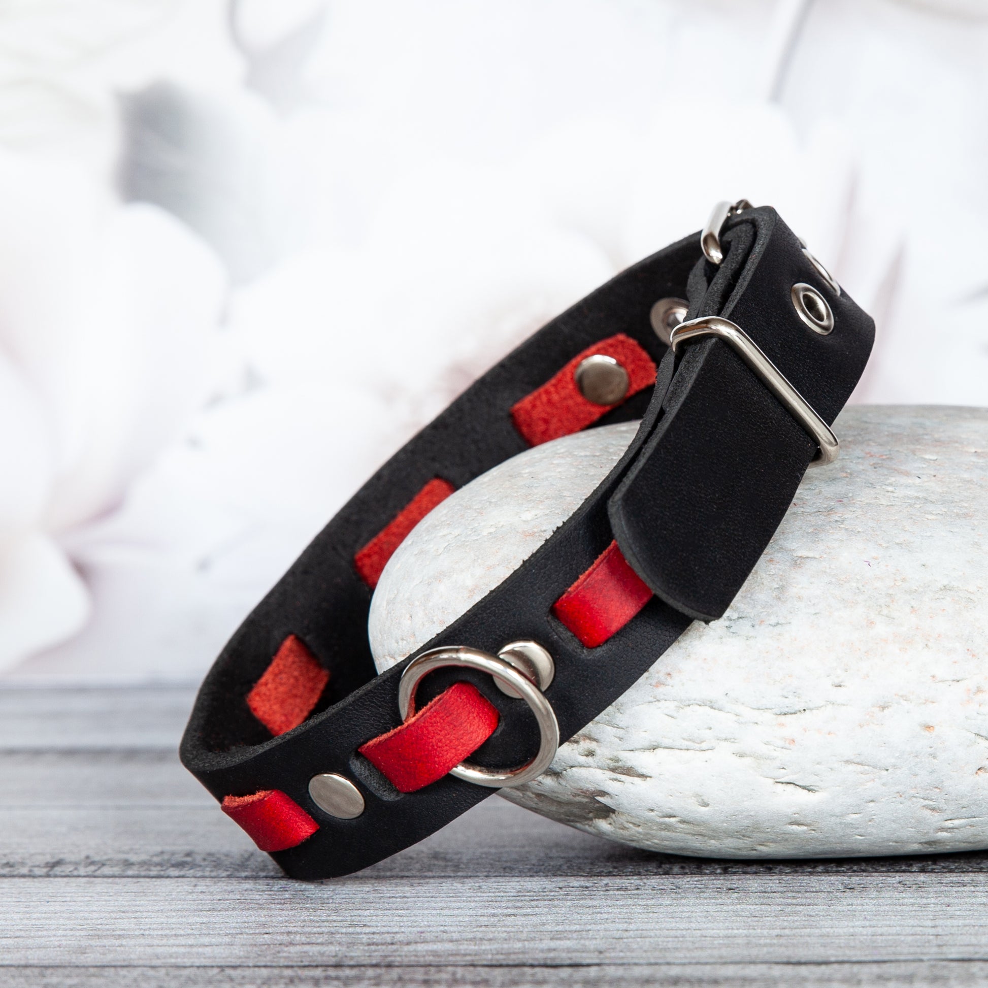 Atemberaubende Farbkombi: Handgemachtes Lederhalsband für deinen Hund. Rot und Schwarz. Hundehalsband. Halsband aus Leder