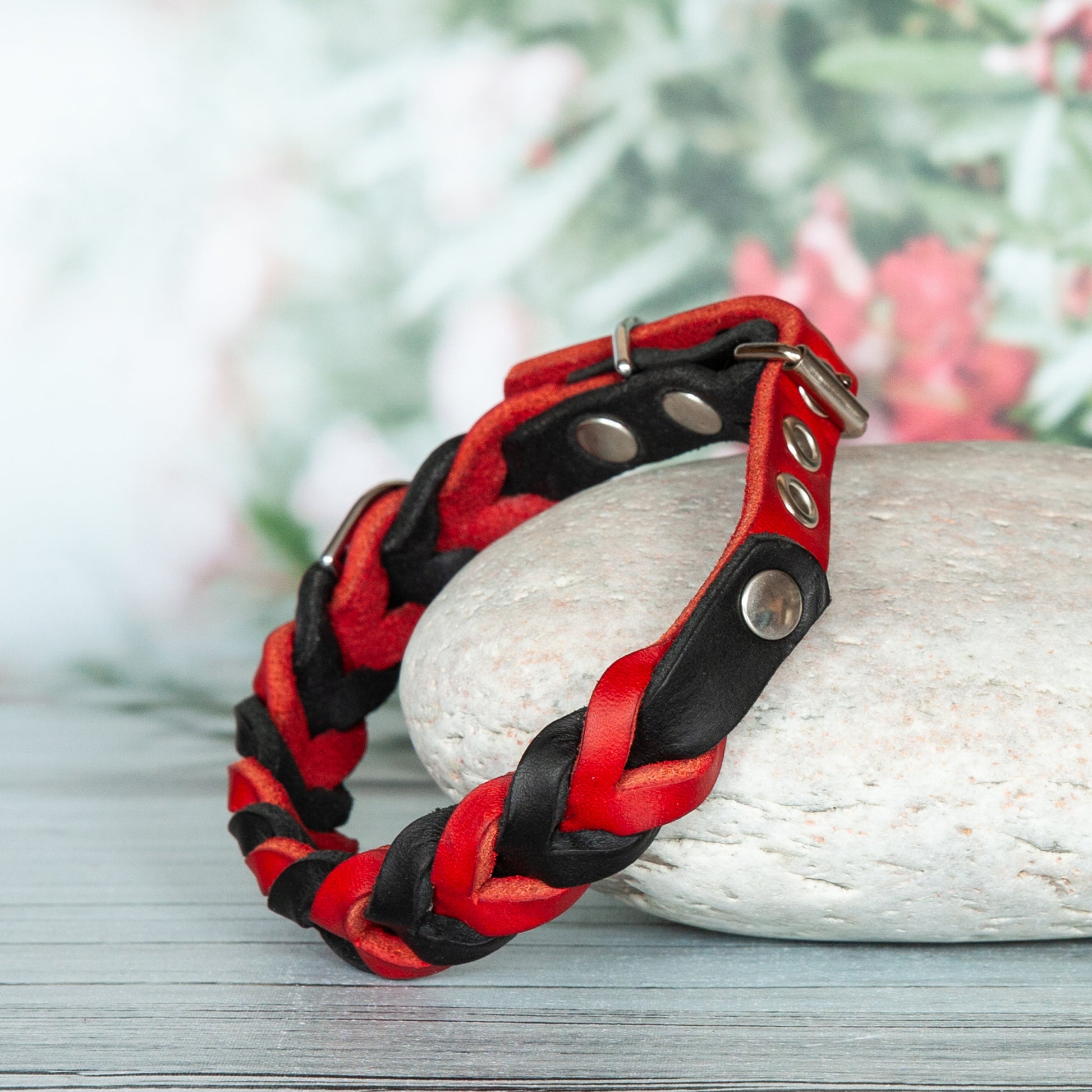 Halsband SUE handgefertigt aus Leder. Lederhalsband  in der Farbe Rot und Schwarz. Hundehalsband.